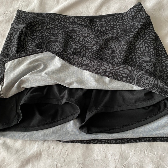 Tranquility by Colorado Clothing Women's Gray/Black Aztec Print Skort Size Small - Picture 5 of 10